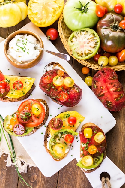 Sándwich de tomate elaborado con tomates orgánicos de la herencia.