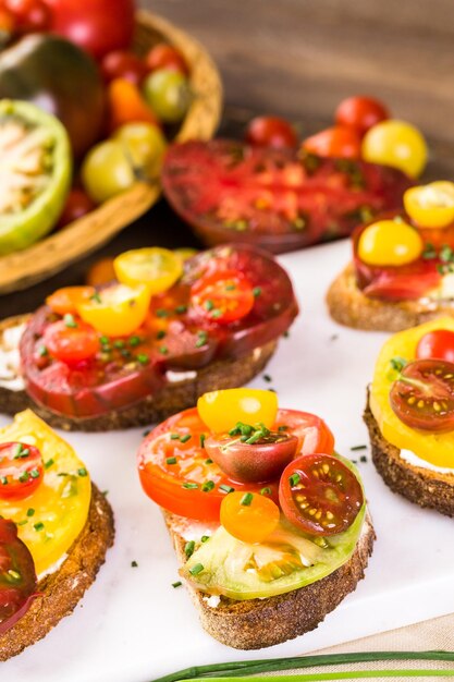 Sándwich de tomate elaborado con tomates orgánicos de la herencia.