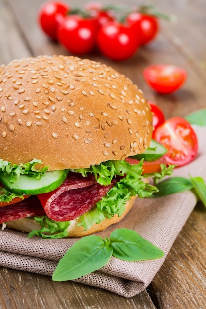 Sándwich con tomate jamón y hojas de ensalada