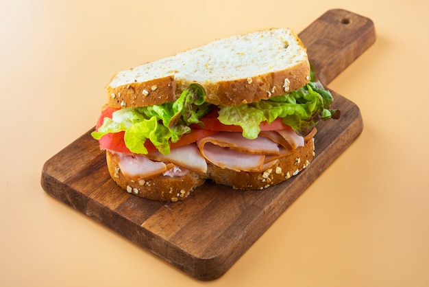 Sandwich de tomate, lechuga y pavo ahumado