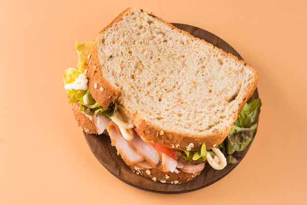 Sándwich de tomate, lechuga y pavo ahumado