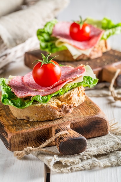 Foto sándwich de tomate y queso