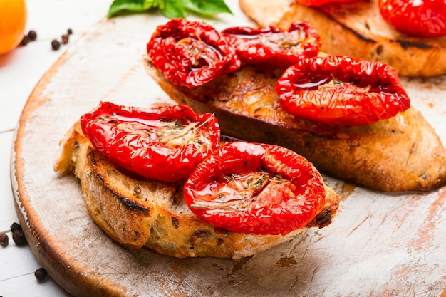 Sándwich con tomates secos Bruschetta italiana Deliciosos tomates secos
