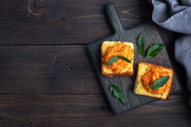 Sándwich con tostadas y caviar de calabacín.