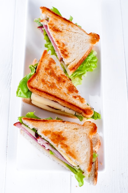 Sándwich de tostadas con chorizo.