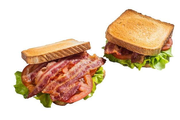 Sándwich tostado BLT con tocino tomate y lechuga aislado sobre fondo blanco.