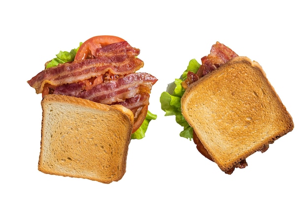 Sándwich tostado BLT con tocino tomate y lechuga aislado sobre fondo blanco.