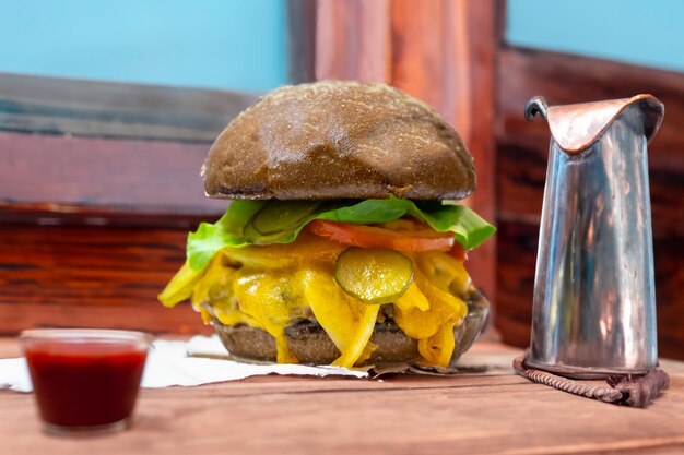 Sándwich tradicional de hamburguesa rústica con verduras de queso cheddar y pan australiano en creatividad