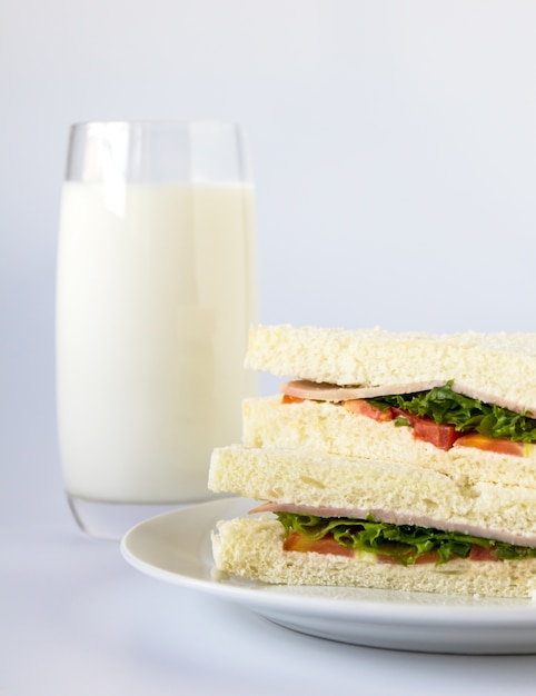 Sandwich y vaso de leche.