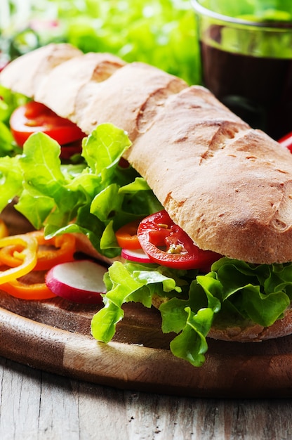 Sandwich vegano con ensalada, tomate y rábano