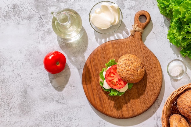 Sándwich vegetariano con queso y tomate Concepto de comida vegetariana saludable
