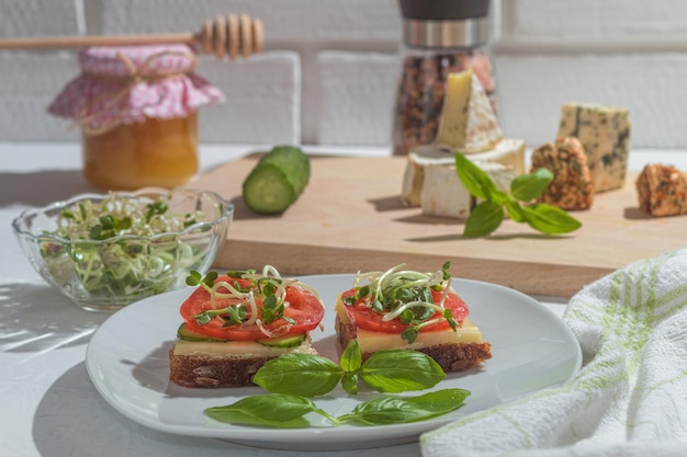 Sándwich vegetariano recién hecho con brotes de alfalfa y queso