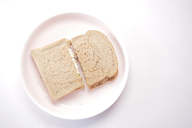 Sándwich de verduras en un paté en la mesa