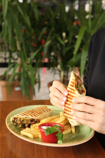 Foto sándwich wrap delicioso y a la parrilla
