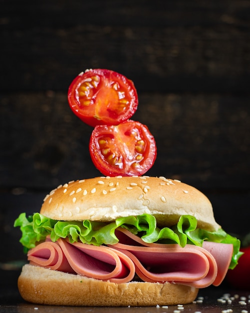 Sandwich Wurst Burger Salat Blattgemüse Salami Schinken, Tomatensnack Mahlzeit