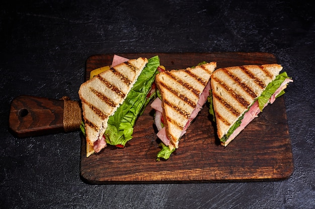 Sandwichbrot Tomate, Salat und gelber Käse