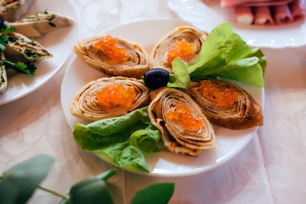 Sandwiche mit roten Kaviarfischen auf dem Tisch im Restaurant