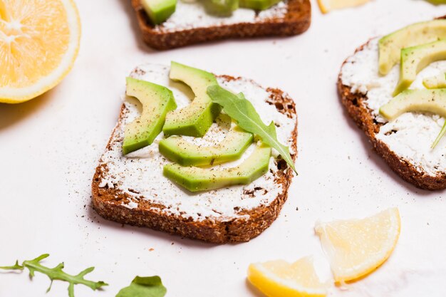 Sándwiche de queso crema y aguacate