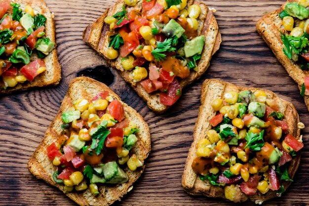 Sándwiches abiertos de estilo mexicano latinoamericano.