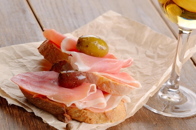 Sándwiches abiertos de jamón con vino blanco