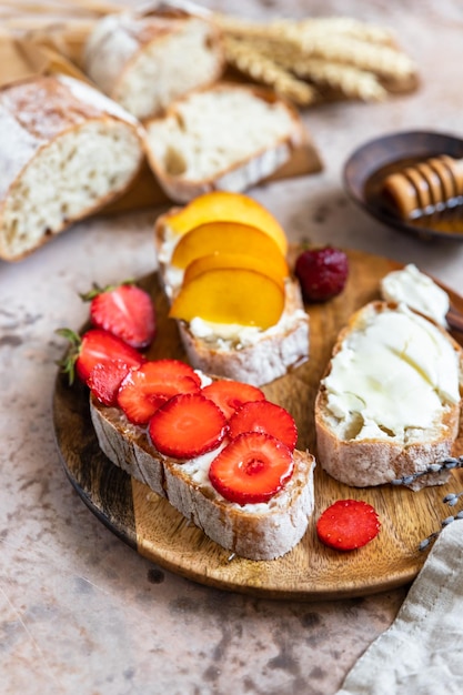 Sándwiches abiertos con pan artesano y nectarinas de queso crema fresas y miel