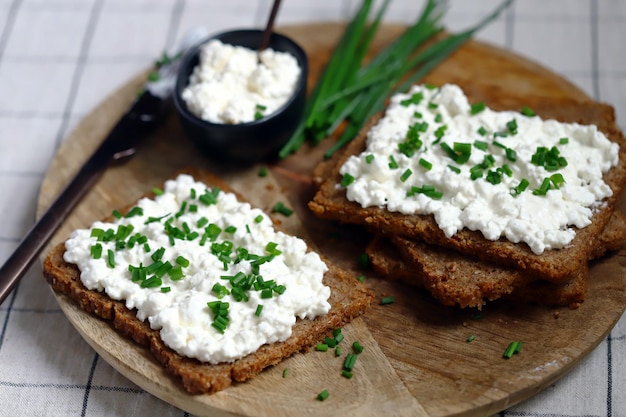 Sándwiches abiertos con pan de centeno y requesón blanco con cebollas verdes Desayuno o merienda saludable