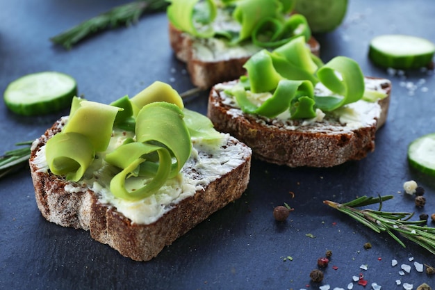 Sándwiches de aguacate con especias sobre fondo oscuro