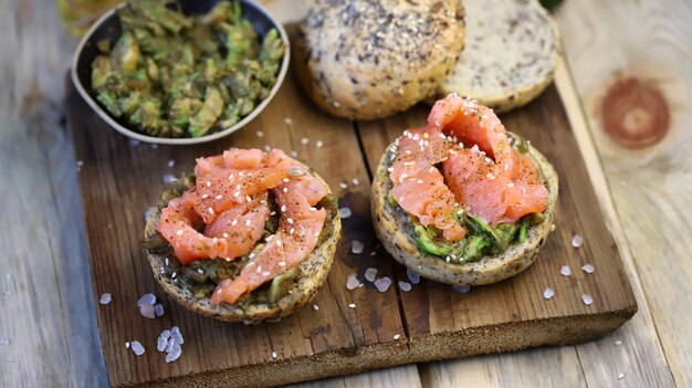 Sándwiches de aguacate y salmón en bollos con semillas.