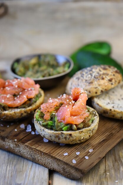 Sándwiches de aguacate y salmón en bollos con semillas.