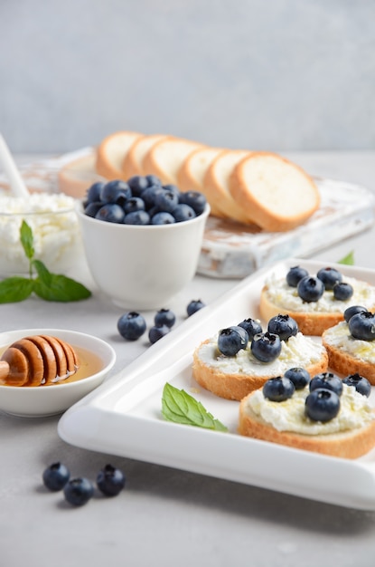 Sándwiches de arándanos y miel, concepto de desayuno saludable.