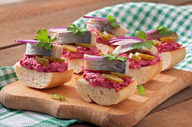 Sandwiches con arenque, remolacha y pepino en vinagre