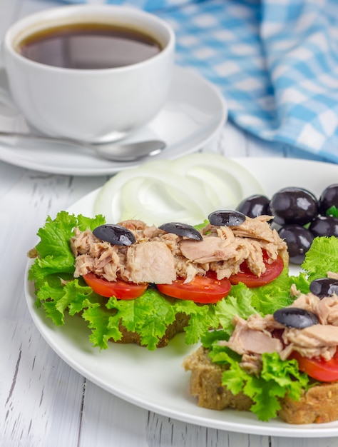 Sandwiches de atún en el plato blanco