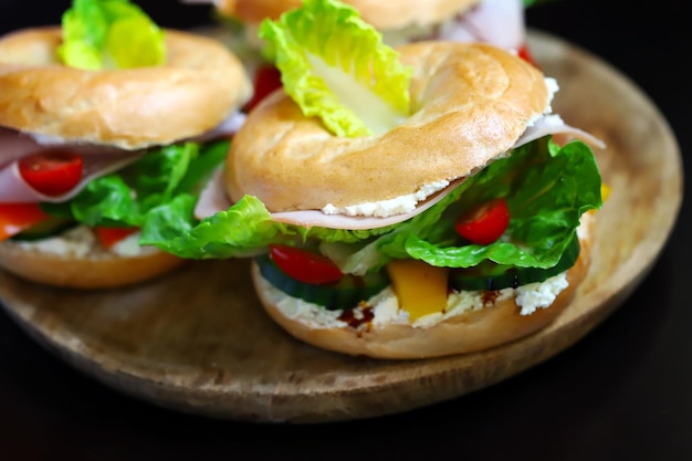 Sándwiches de bagel sobre un fondo oscuro Comida saludable Merienda Keto