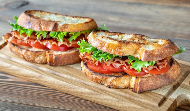 Sándwiches BLT en la tabla de madera