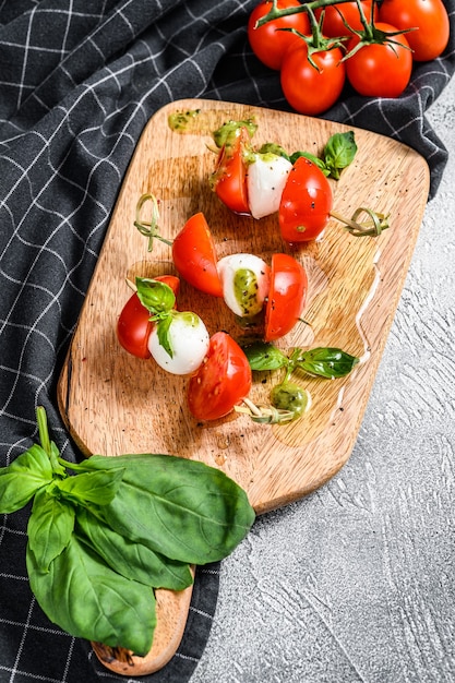 Sándwiches de canapé de queso mozzarella en brochetas Ensalada Caprese