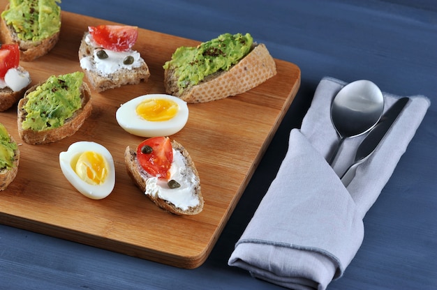 Sandwiches de Canape en una tabla de madera