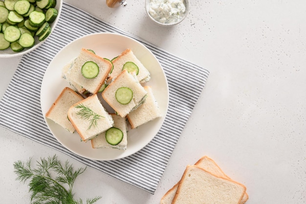 Sándwiches caseros de pepino de té inglés con ricotta y eneldo