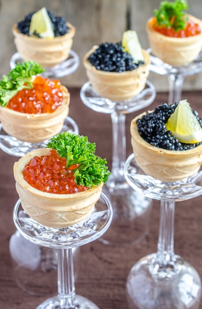 Sandwiches con caviar negro y rojo