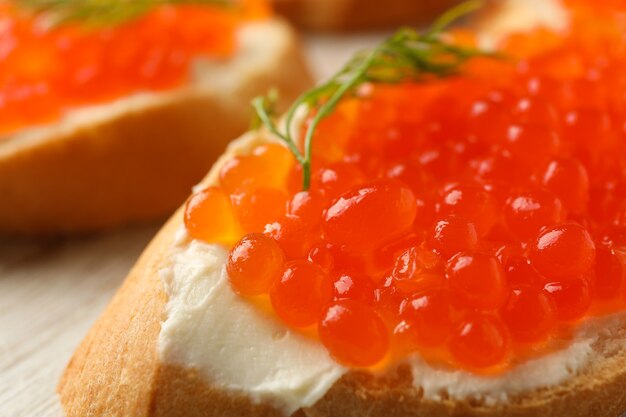 Sándwiches con caviar rojo fresco, cerrar