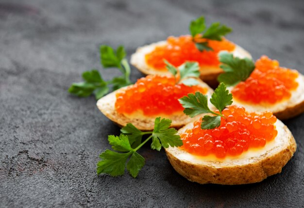 Sandwiches Con Caviar Rojo