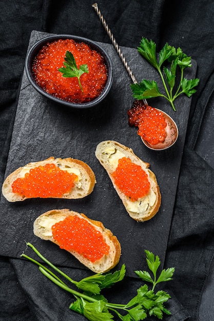 Sándwiches con caviar de salmón rojo