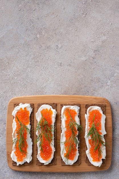 Sándwiches con caviar de trucha, requesón, eneldo, plano, dieta ceto.