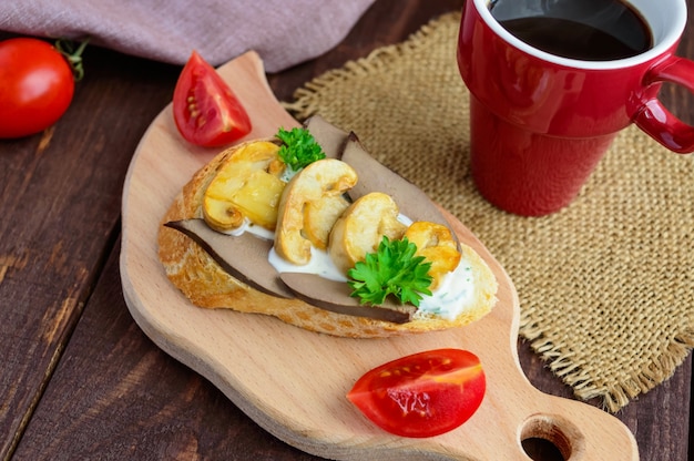 Sándwiches con champiñones, hígado de pavo y salsa tártara sobre baguette crujiente y una taza de café. Desayuno dietético