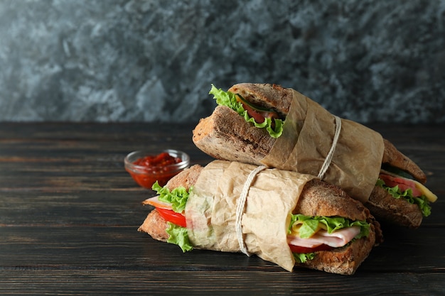 Sándwiches de chapata y salsa de mesa de madera