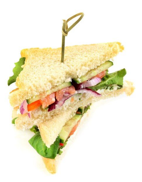 Sándwiches club con salmón y verduras aislados en blanco