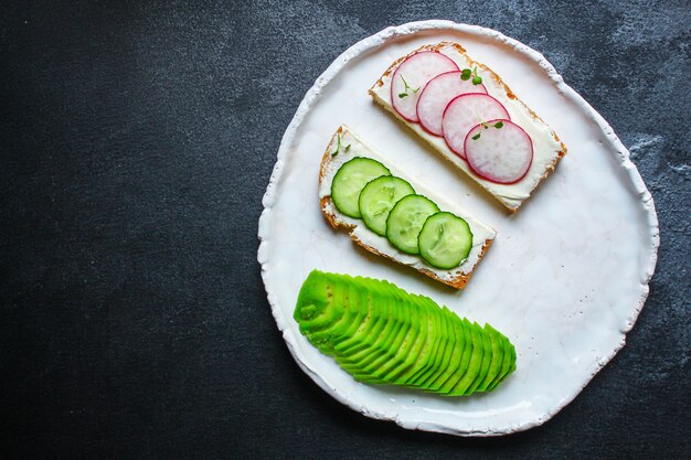 sándwiches desayuno comida sana rábano, pepino, aguacate