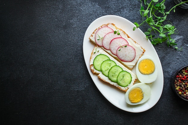 sándwiches desayuno comida sana rábano, pepino, aguacate