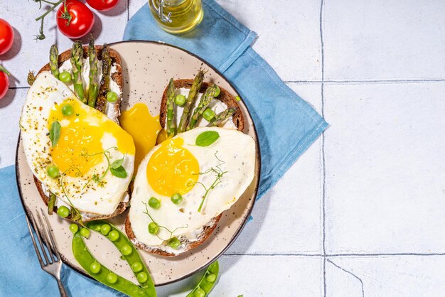 Sándwiches de desayuno con espárragos y huevos