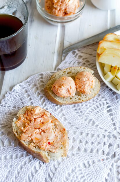 Sándwiches para el desayuno con mantequilla casera especiada con tomates