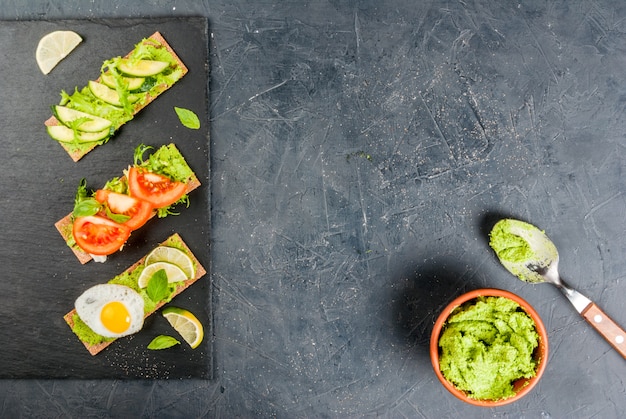 Foto sandwiches de dieta con guacamole y vegetales frescos